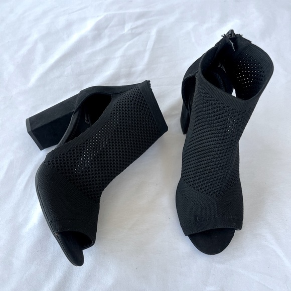 Report Tarragon Peep Toe Perforated Ankle Women’s Bootie Size 6.5 - Picture 2 of 10